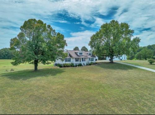 Country Retreat on 20 Acres in Dickson with Hot Tub