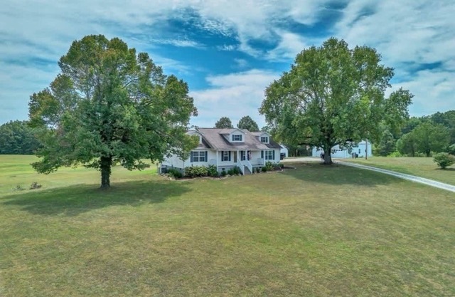Country Retreat w/Hot Tub on 20 Acres in Dickson