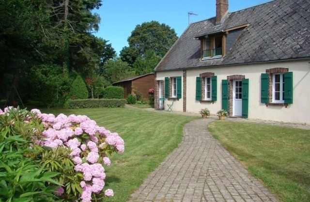 Countryside Retreat with Game Room, Spacious Garden, and Modern Amenities