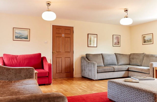 Countryside retreat with hot tub, No Deposit