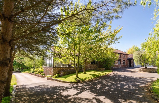 Countryside retreat with stunning views & pool