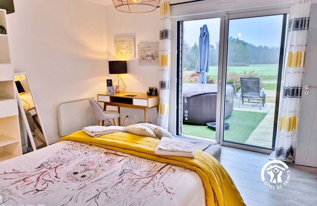 Countryside Retreat with Jacuzzi, WiFi & Scenic Views - Sleeps 6