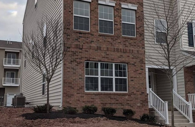 Countryside townhouse close to the big city!
