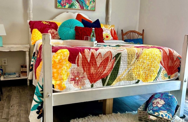 Couples/Downtown/EZ 2 beaches/patio/free parking