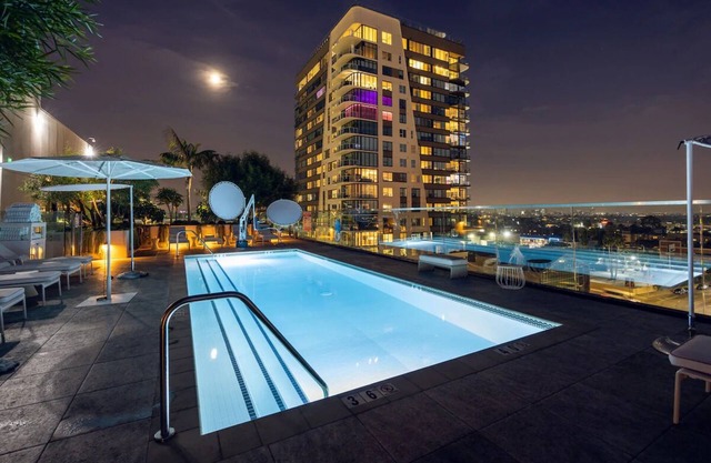 Courtyard King, The Godfrey Hotel Hollywood, Rooftop Lounge, Steps from Sunset