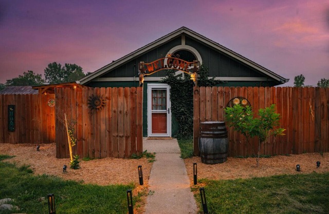 Cowboy Bunkhouse hot tub/lake/farm/nature