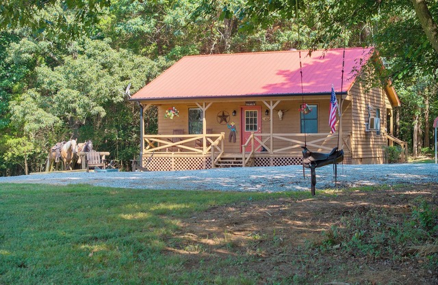 Cowboy Hideout on Horse Ranch, 14 miles from I-40, near Jackson, West Tennessee