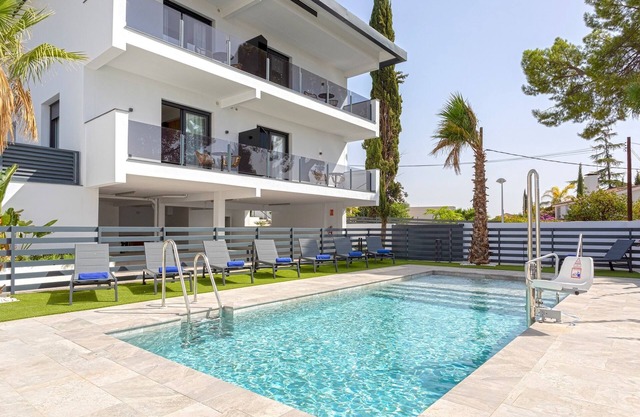 Cozy 1 bd apartment with terrace, pool and parking. Arruzafa VII