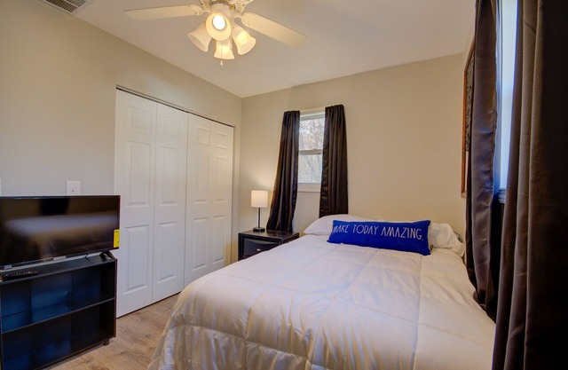 Cozy 1 bed with large private fenced yard, Near Brisbin Rd Exit, Short-Longterm
