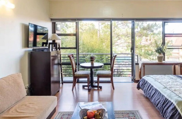 Cozy 1-Bedroom Building in Marvelous Baguio with WiFi. 5.4K ft above sea level.
