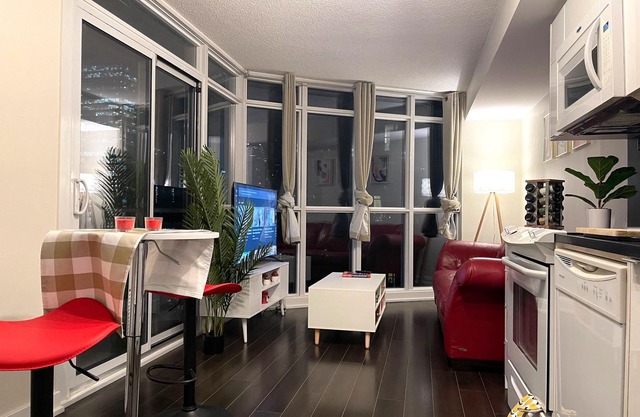 Cozy 1 bedroom condo in downtown w/Free parking