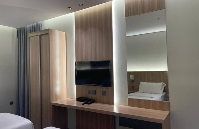 Cozy 1-bedroom hotel with AC, WiFi in charming Makkah
