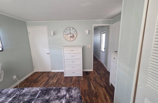 Cozy 1-bedroom mobile home on the water with WiFi, AC in wonderful Palmetto.