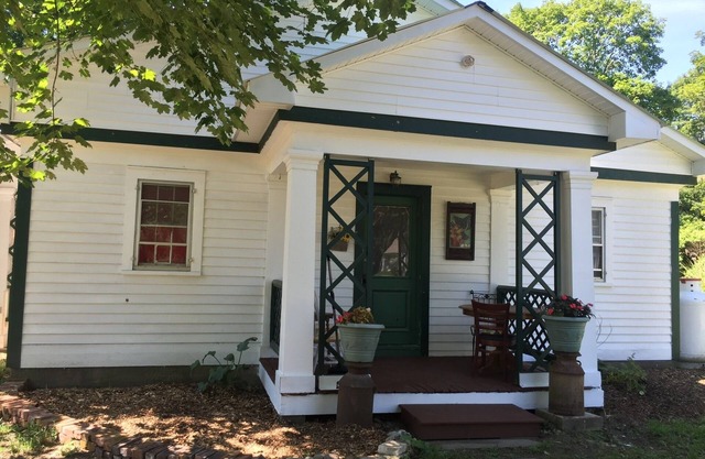 Cozy 1 Bedroom farm stay cottage