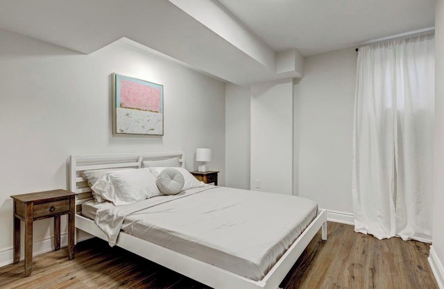 Cozy 1-bedroom with Full Kitchen, workspace, WiFi and AC in charming Mississauga
