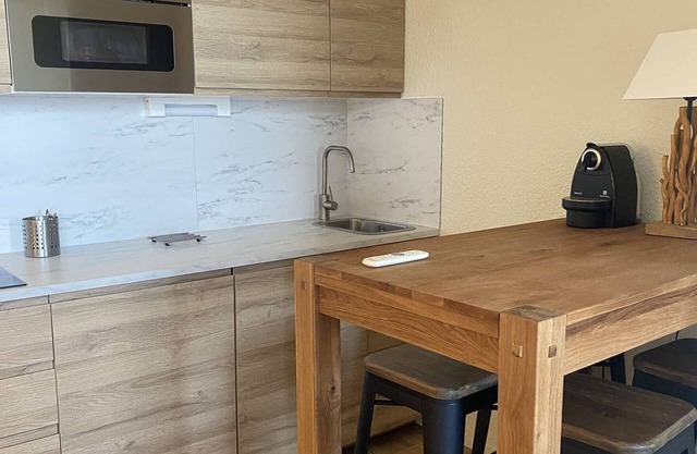 Cozy 1BR Apartment for 4 with South-Facing Balcony in Alpe d'Huez, Pet-Friendly, Near Lifts