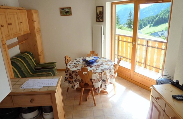 Cozy 1BR Apartment with Balcony, Ideal for Hiking, Sleeps 4
