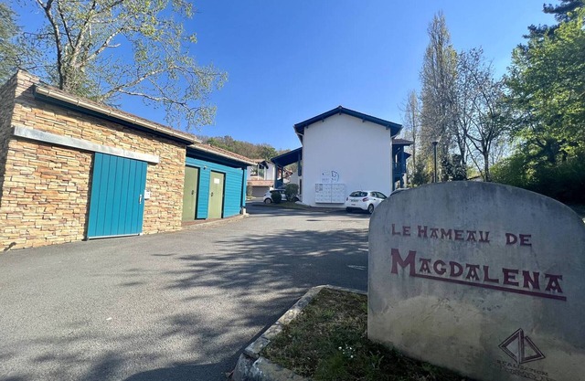 Cozy 1BR Apt in Cambo-les-Bains with Pool, Terrace, Parking & Pet-Friendly