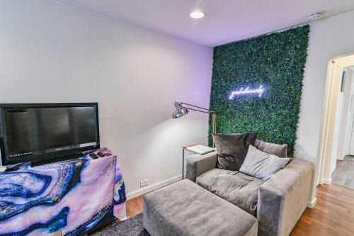 COZY 2 BDRM APT - Easy Access FREE PARKING - AC UNIT