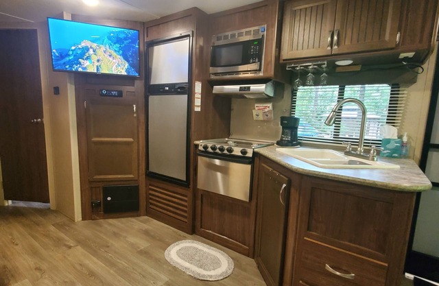 Cozy 2-bdrm campground trailor, w/Tiny 1 bed home in nature Richlands! 6 total!