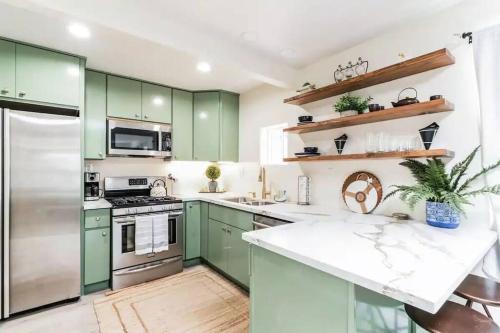 Cozy 2 bdrm Home in the Heart of SCV near Six Flags