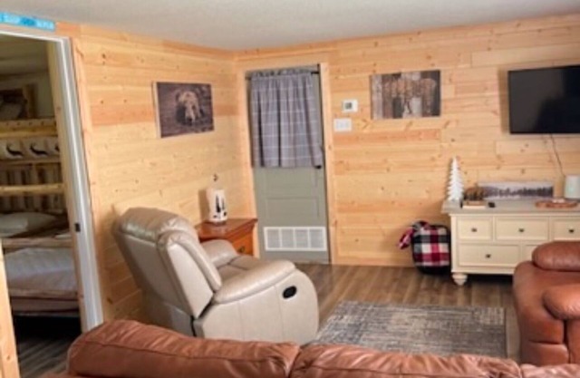 Cozy 2-bedroom cabin near endless trails. Family and pet friendly. Fire pit & AC