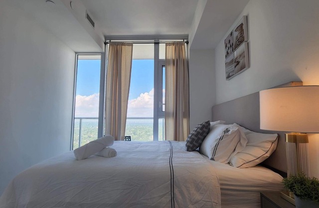 Cozy 2 Bedroom Condo next to Subway Eglinton