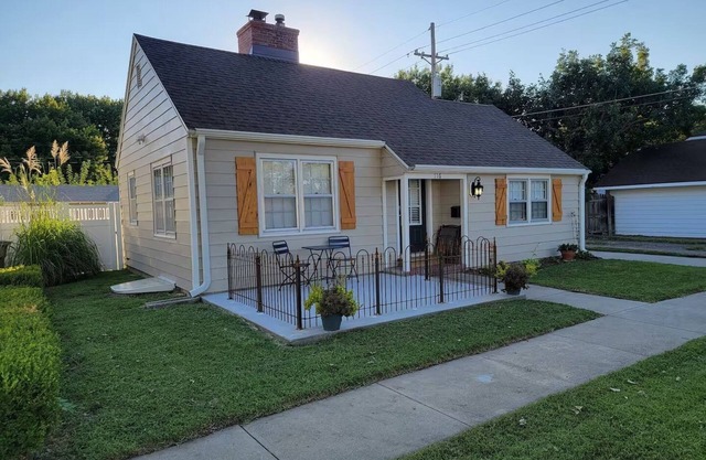 Cozy 2-bedroom cottage in charming Grand Island with WiFi, AC