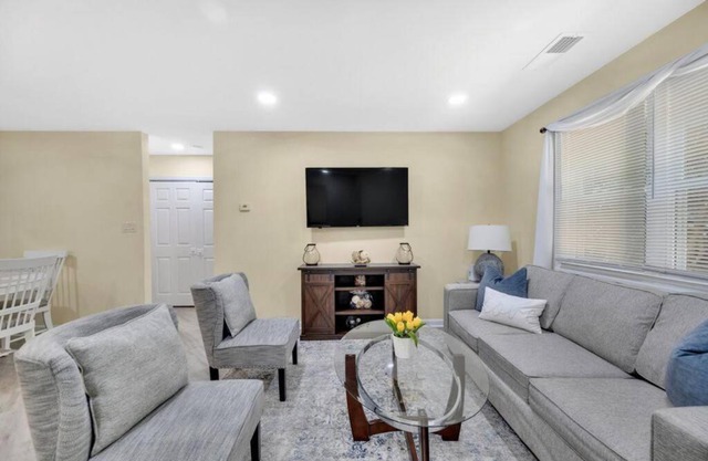 Cozy 2 Bedroom Duplex In Charlotte, Jacuzzi, Sleeps 6 plus 2
