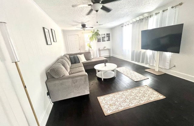 Cozy 2-bedroom house in Columbia minutes from downtown,Fort Jackson, USC