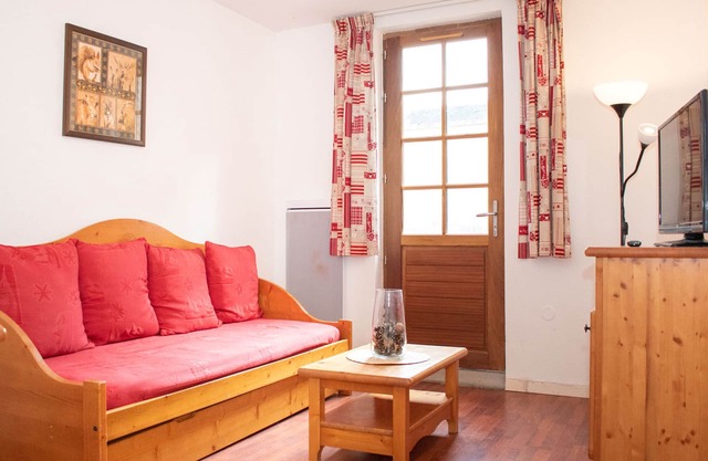 Cozy 2-Room Apartment for 6 with Terrace and Seasonal Pool Access in Vignec Village