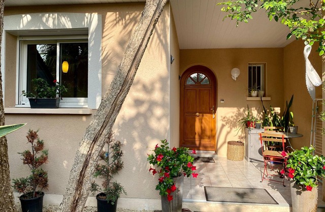 Cozy 2000s Home in Peaceful Village, Private Garden, Nearby Beaches, WiFi, A/C, Parking