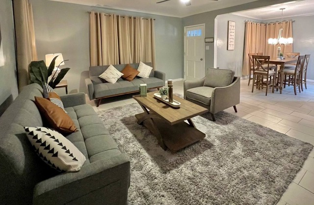 Cozy 2B home, free parking on premise, & near LAX
