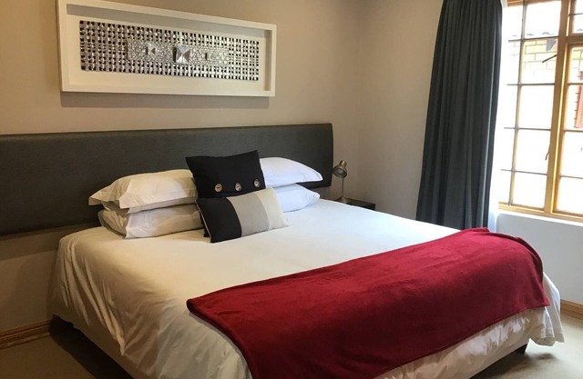 Cozy 2BR 2BR Townhouse Netflix Private Parking Great Location!
