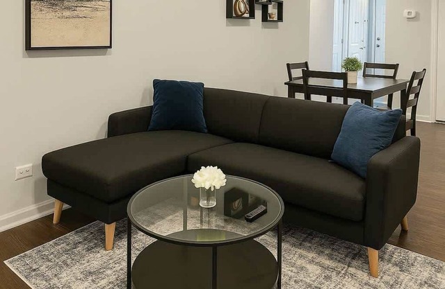 Cozy 2BR Apt w/Washer & Dryer