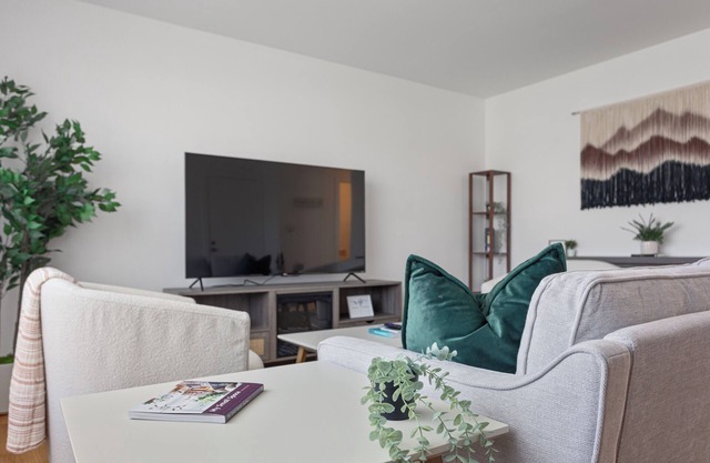 Cozy 2BR Near O'Hare, Free WiFi & Parking