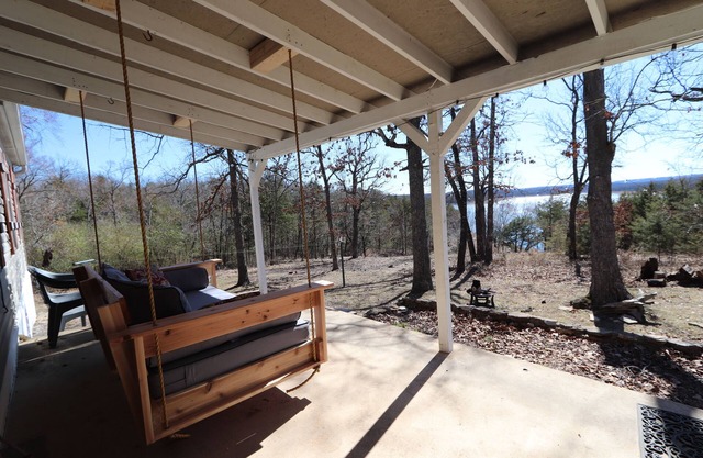 Cozy 3-bedroom home on beautiful Bull Shoal with WiFi, AC