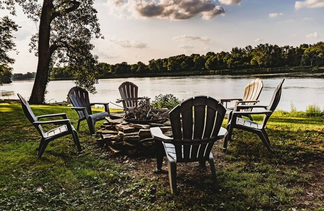 Cozy 3-bedroom home on the waterfront, dog friendly!