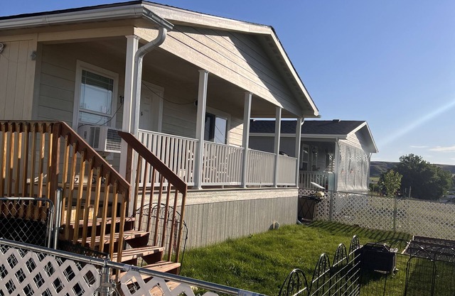 Cozy 3-bedroom home with AC and WiFi in charming Sundance Wyoming.