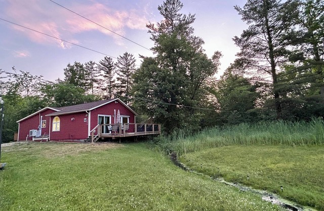 Cozy 3-bedroom lake house with private beach area and fire pit in Greenville