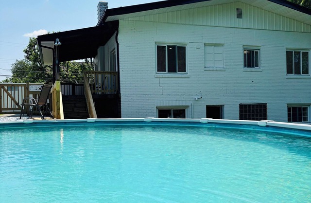 Cozy 3- BR house with pool and game room near Kennywood
