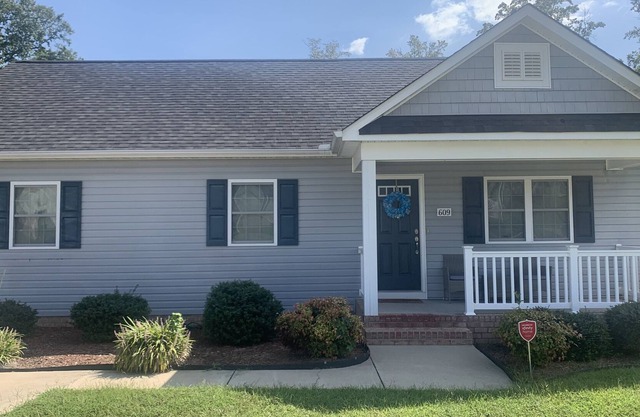 Cozy 3BR/2BA minutes from Ft. Lee military base!