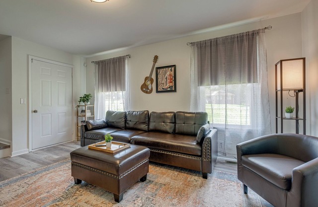 Cozy 3BR Retreat -Fully Furnished w/Full Kitchen, WIFI, Smart TV near Nashville
