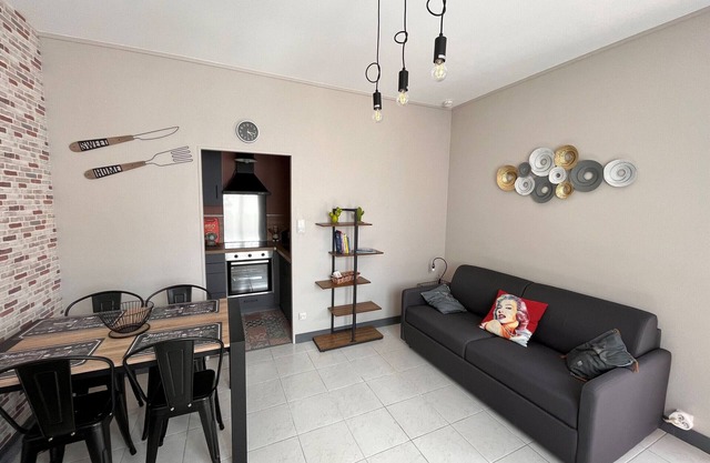 Cozy 4-Person Apartment Near Beach, Market & Shops - 2-Star Comfort