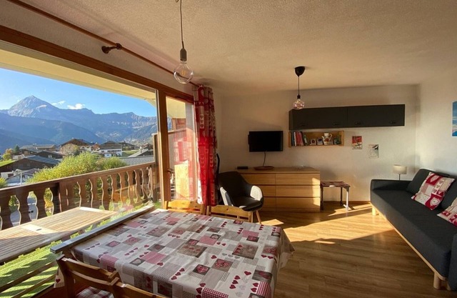 Cozy 4-Person Apartment, 200m from Slopes and Shops, South-West Balcony