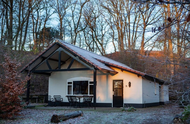 Cozy 4-person bungalow with lovely private outdoor hot tub.