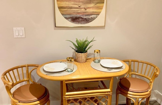 Cozy 400 sqft suite with full kitchen and Inner City Neighborhood Amenities!
