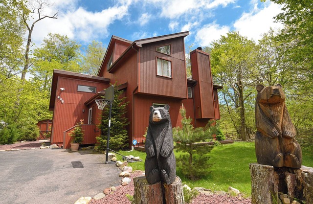 Cozy 4BR pet-friendly Poconos Retreat with Fireplace, BBQ, Arcade & Backyard