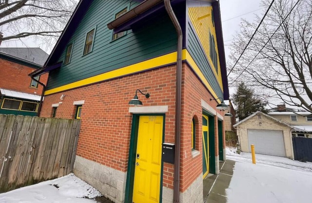 Cozy and Modern Short North Carriage House
