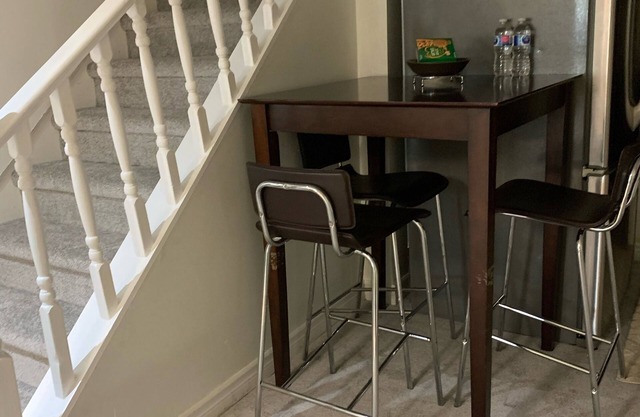 Cozy and quite 2 bedroom basement appartment with separate entrance…